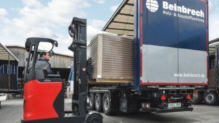 Schubmaststapler von Linde.