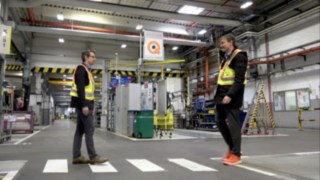 Personen in Sicherheitsweste mit Mindestabstand