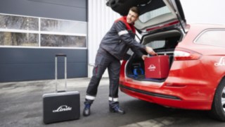 Mit dem Full-Service-Vertrag von Linde Material Handling wird die Fahrzeugverfügbarkeit sichergestellt. Ein Linde-Servicetechniker erscheint zu einer Reparatur beim Kunden