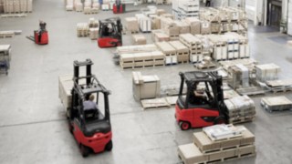 Mit dem Basis Paket von connect:cloud behalten Sie Ihre komplette Fahrzeugflotte permanent im Blick. Fahrzeuge von Linde Material Handling im Einsatz im Lager