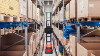 Schmalganggerät von Linde Material Handling im Einsatz. Schmalganggerät von Linde Material Handling im Einsatz.