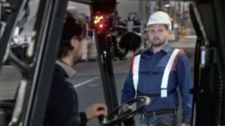 Hoher Tragekomfor macht den Fußgängerwarngurt von Linde Material Handling zum angenehmen Begleiter Der Fußgängerwarngurt von Linde Material Handling