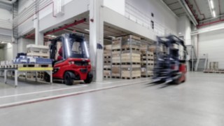 Linde Motion Detection ist ein Assistenzsystem, das Bewegungen hinter dem Gabelstapler erkennt. Gabelstapler von Linde fährt dank Linde Motion Detection sicher rückwärts