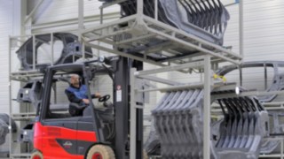 Fahrzeuge mit Brennstoffzellensystem liefern eine konstante Leistung. Der Linde FC 25 lädt Ware auf.