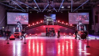 Zwei Stapler auf dem StaplerCup von Linde Material Handling