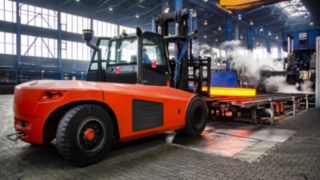 Der Linde Material Handling H160 ist auch für präzises Handling geeignet. Der Linde Material Handling H160 fährt über das Gelände von Bohemia Rings.