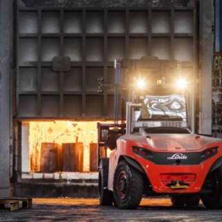 Der Linde H160 ist leistungsstark und sicher. Der Linde H160 vor dem Brennofen.