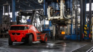 In der Presse verwandelt sich der Zylinder in einen Rohling für den späteren Ring. Der Linde H160 vor der Presse.