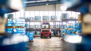 Nach dem Abkühlen und Verpacken ist das fertige Produkt transportbereit. Der H160 verlässt das Gelände.