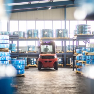 Nach dem Abkühlen und Verpacken ist das fertige Produkt transportbereit. Der H160 verlässt das Gelände.