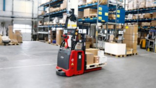 L-MATIC von Linde Material Handling transportiert Waren im Lager von HOLTER
