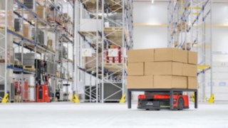 Linde C-MATIC transportiert Kartons im Lager