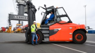 Die Spezialisten von Liebherr haben den E-Stapler E160 zwei Monate getestet.