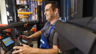 Das Bedienpult des Schmalganggeräts K von Linde ist ergonomisch geformt und sorgt so für reibungslose Arbeitsabläufe. Das ergonomische Bedienpult des Kombifahrzeugs K von Linde Material Handling