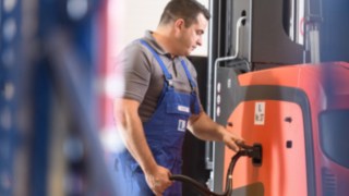 Die Li-ION-Technologie von Linde erleichtert die Arbeit im Lager und steigert so die Produktivität deutlich. Schmalganggerät mit Li-ION-Technologie von Linde Material Handling