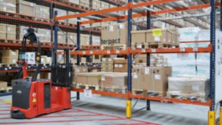 Video von zwei autonomen L-MATIC AC Hochhubwagen von Linde Material Handling in Betrieb bei Schneider Electric Schneider Electric in Spanien verwendet zwei autonome L-MATIC AC Hochhubwagen von Linde Material Handling.