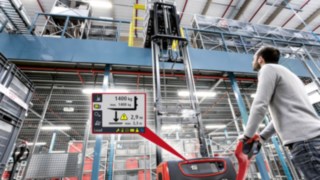 Hochhubwagen von Linde mit Display des Assistenzssystems Linde Load Management Advanced