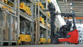 Linde Roadster Xi18 R bei Entnahme von Material aus dem Lagerregal links