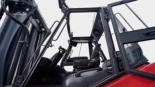 Große Glasflächen in der Fahrerkabine der E-Schwerlaststapler von Linde Material Handling ermöglichen klare Sicht.