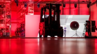 Linde Gabelstapler im roten Licht