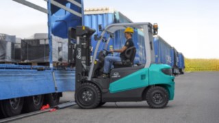 Baoli Elektrostapler KBE35 beim entladen vom LKW