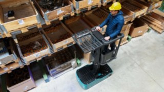 Baoli Mulifunktionsfahrzeug KBO 01L beim Kommissionieren im Lager, Person im Lager