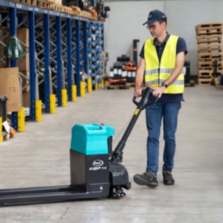 Baoli KBP 14 Niederhubwagen in der Bedienung in einer Lagerhalle