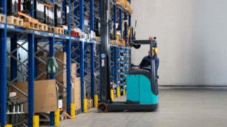 Baoli Schubmaststapler KBR 14-20 am Lagerregal beim auslagern von Waren