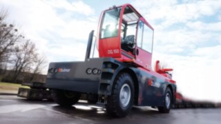 Bulmor Seitenstapler mit Verbrennungsmotor DQ 150 im Außengelände bei Sonnenschein