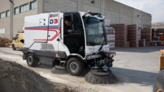 Dulevo Straßenkehrmaschine D3 bei Reinigungsarbeiten auf einem Betriebsgelände in Fahrtrichtung nach rechts