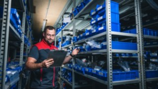 Mitarbeiter im Ersatzteillager bei Materialentnahme