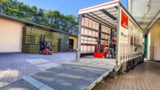 Lkw MV Fördertechnik beim abladen von Mietgeräten beim Kunden in der Brauerei