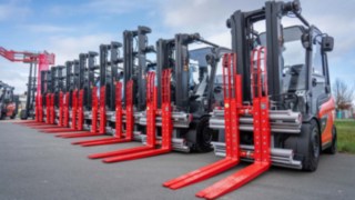 Gabelstaplerflotte der neuen Linde X-Serie aufgereiht nebeneinander 