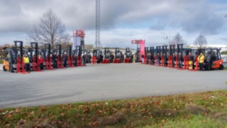 Gabelstapler als V aufgereiht mit jeweils einem Mitarbeiter von CABKA und MV Fördertechnik