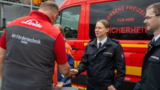 Spendenübergabe an die Jugendfeuerwehr Blankenhain  Geschäftsführer R. Müller gibt Jugendwartin die Hand
