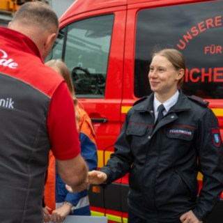 Spendenübergabe an die Jugendfeuerwehr Blankenhain  Geschäftsführer R. Müller gibt Jugendwartin die Hand