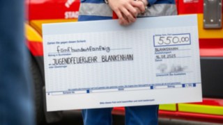 Spendenscheck für die Jungendfeuerwehr Blankenhain Spendenscheck für die Jungendfeuerwehr Blankenhain wird in der Handgehalten