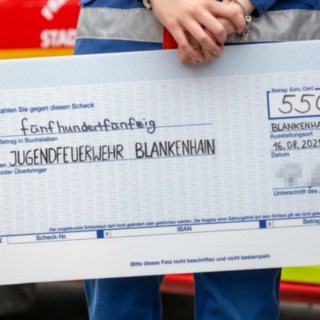 Spendenscheck für die Jungendfeuerwehr Blankenhain Spendenscheck für die Jungendfeuerwehr Blankenhain wird in der Handgehalten