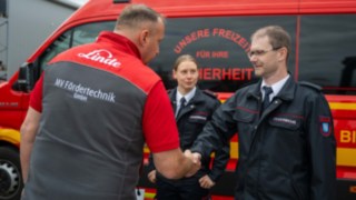 Übergabe der Spende an die Jugendfeuerwehr Blankenhain  Geschäftsführer R. Müller gibt Wehrführer M. Köhler die Hand