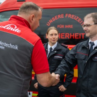 Übergabe der Spende an die Jugendfeuerwehr Blankenhain  Geschäftsführer R. Müller gibt Wehrführer M. Köhler die Hand