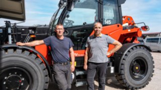 Geschäftsführer Frank Weise rechts, links Mitarbeiter vor dem Linde YH60 Teleskoplader 