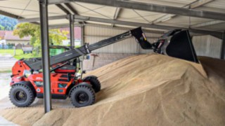 Linde YH60 Industrie-Teleskoplader links bei Weizenaufnahme in offenen Zwischenlager