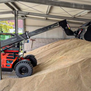 Linde YH60 Industrie-Teleskoplader links bei Weizenaufnahme in offenen Zwischenlager