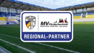 Stadion Ernst-Abbe-Sportfeld Jena Hintergrund mit Firmenlogo Carl Zeiss Jena und MV Fördertechnik darunter Regional-Partner 
