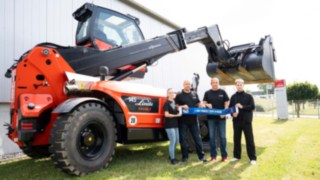 Geschäftsführer Renzo Müller mit dem Marketing Team und Firma elf5 Jena vor Industrie-Teleskoplader