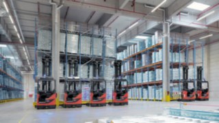Linde R-MATIC Schubmaststapler Reihe Linde R-MATIC Schubmaststapler rot schwarz in Reihe aufgestellt