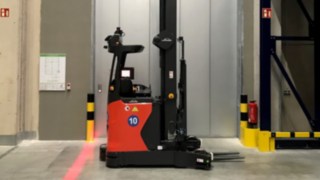 Rotes Warnlicht am automatisierten rot dunkelgrauen Linde R-MATIC Schubmaststapler 
