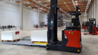 Automatisierter Linde Schubmaststapler R-MATIC rot dunkelgrau beim Abstellen einer Ware