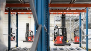 Linde R-MATIC vollautomatisierte Schubmaststapler im Lager Linde R-MATIC Schubmaststapler rot dunkelgrau bei automatisierter Fahrt im Lager