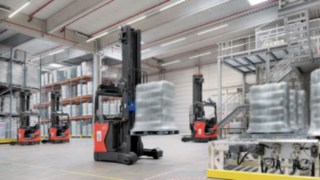 Automatisierte R-MATIC Schubmaststapler rot dunkelgrau beim Arbeiten im Lager